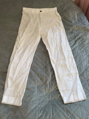 Linnebyxor  - Säljer dessa vita linnebyxor(100% linne) från Zara i storlek M. De är sparsamt använda och har inga defekter. Mycket snygga nu till sommaren!