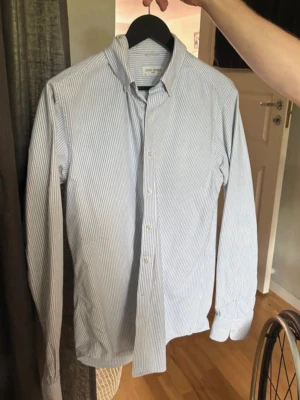 John Henric skjorta  - Fint skick. 1 defekt som inte syns. 100% cotton, John Henric. Hör av dig vid minsta lilla fundering! 