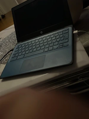 HP bärbar dator med svart tangentbord - Snygg och smidig bärbar dator från HP med svart tangentbord och matt svart finish. Datorn har en kompakt design och tydlig HP-logga på locket. Perfekt för studier, surf och vardagsanvändning.