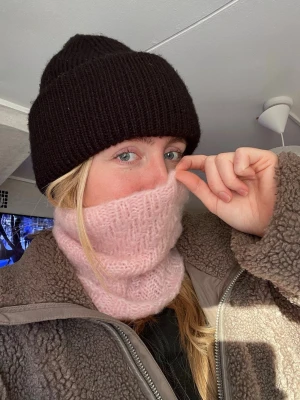 Halsvärmare  - Handstickad halsvärmare, ull alpacka mohair💘
