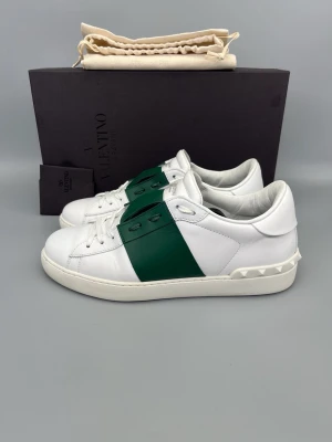 Valentino Open Skor Mörkgrön  - • The shoes have only been worn a few times and are in like-new condition  • Size: 41 (fits 41.5–42)  • Color: Emerald Green  • Retail price: 7280 SEK / 590€  • Box, dustbag & valentino card included