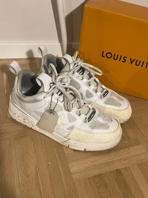 Louis vuitton LV Skates sneakers - Säljer mina Louis Vuitton sneakers då jag tröttnat på dem, de är i storlek 44, riktigt bra inför våren, mycket bra skick.