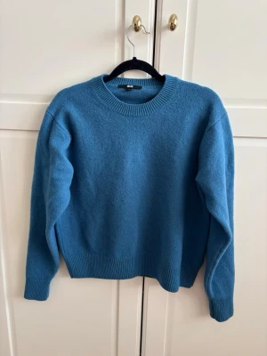 Uniqlo ulltröja S turkos - Söt tröja i ull från Uniqlo, färgen syns bäst på sista två bilderna. Fint använt skick, storlek S.
