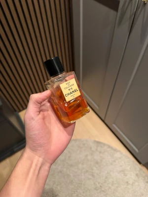 Vintage Chanel No.5 - Vintage Chanel No.5 Eau De Cologne. Ganska bra skick för att vara från 80-taler. Splash flaska. Marknadsförd till kvinnor men ganska unisex jämfört med dagens marknad. Flaskans storlek är okänd men jag gisssr på runt 100-80ml. 