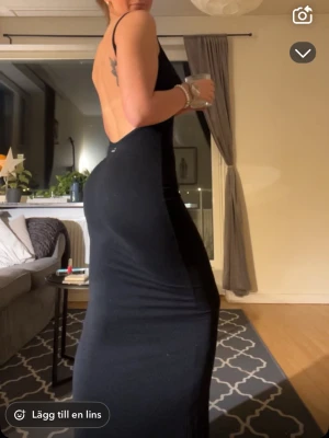 A-DSGN Svart långklänning med öppen rygg  - Säljer A-DSGNs klassiska  svarta långklänning ’Emma low back maxi dress’ med djup öppen rygg. Har tyvärr inte använt den på länge utan bara två gånger för länge sedan och jag tror att det finns någon som kan få mer användning av den då den är så fin och förtjänar att bäras mer!🖤Klänningen är så fin å materialet är väldigt mjukt och stretchigt, vilket gör den så bekväm! ✨Som sagt i gott skick, inga tecken på användning. (Ordinariepris 1.000kr)