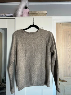 Beige stickad tröja  - Mysig beige stickad tröja från Vero Moda. Använd fåtal gånger, säljer då den inte kommer till användning längre💞