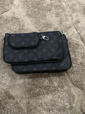 Svart 3 set väska  - Säljer mitt svarta 3set väska den är helnytt använd 3-4 ggr mer 