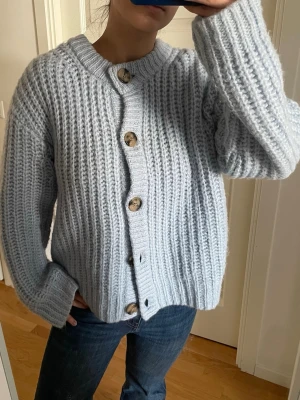 Ljusblå stickad kofta från H&M - Ljusblå stickad kofta från Hm, så fin till våren och sommaren!!