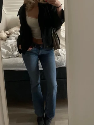 Lågmidjade jeans  - Lågmidjade boot jeans ifrån lager 157. Storlek S sitter perfekt i längden för mig som är 1,70. Bra skick och använda ett antal gånger 