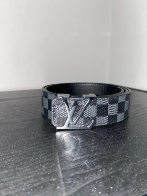 Rutigt bälte - Ett snyggt rutigt bälte ett pra skärp för din outfit 