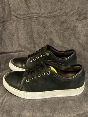 Lanvin sneakers - Säljer ett par sjukt feta lanvins i storlek 40 men sitter som 41! Skriv vid frågor! Inget og. 