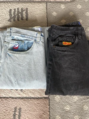Big boys & empyre jeans bundle - Säljer två par baggy streetwear jeans som är ett par svarta empyre jeans med waist 30 och ett par ljusblåa vintage big boy jeans i storlek xs