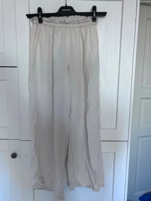 Snygga flowy byxor från Bik Bok - Supersnygga flowy byxor från Bik Bok beiga, lite genomskinliga 
