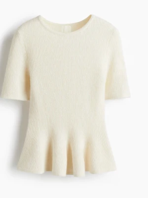 Vit stickad peplum topp  - Supersöt vit topp med korta ärmar och volangkant nedtill. Sitter snyggt figurnära och har en rund halsringning. Perfekt att styla med jeans eller kjol för en trendig look.