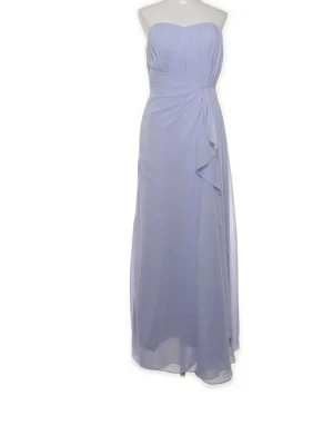 Ljuslila axelbandslös långklänning - Ljuslilla klänning i M, överdel till midjan är ungefär 26 cm, midjan tvärs över är 36cm, midja till golv 113 cm och hela 137