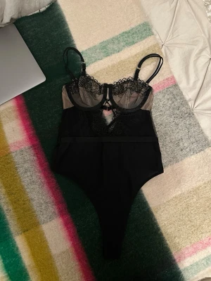 ASOS - Body🖤 - Body från ASOS, storlek 90A. Har testas en gång, aldrig använd🎉🥰