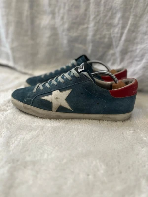 Golden Goose Skor - Tja! Säljer nu mina sjukt feta Golden Goose skor i storlek 41. De är i mycket fint skick. Nästan det enda som upplevs som slitet är  design! Nypris: 5299 kr. Mitt pris: 1499. De är perfekta nu till våren. Hör av dig om du har några frågor eller funderingar! 
