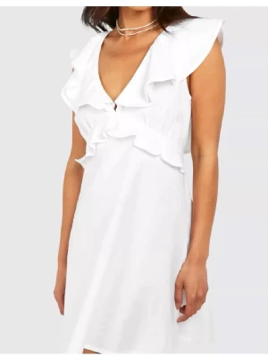 Vit klänning - Jättefin me volanger, använd en gång, den har inga defekter eller fläckar, skriv om frågor🫶🏻