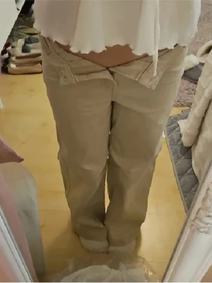 Beigea jeans från Lindex  - Snygga beiga, högmidjade jeans från Lindex i modell Viola. Byxorna har raka, vida ben och klassisk femficksdesign. Tillverkade i bomull med en mjuk känsla och knappstängning framtill. Använt ett fåtal gånger, finns vissa små små fläckar men inget som syns mycket. Nypris runt 200 kr. Säljer för att de är för små för mig. 💓