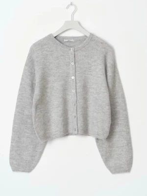 Grå kofta från Gina Tricot - Mysig grå kofta från Gina Tricot med rund halsringning och knappar framtill. Koftan är stickad i en mjuk ullblandning och har långa ärmar samt ribbade muddar. Ej använd men utan prislapp