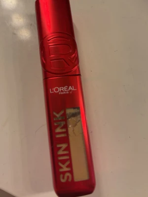 L’ORÉAL PARIS FOUNDCEALER - En blandning mellan en concealer och en foundation från L’ORÉAL Paris i färgen ’cool 130 rosé. Testad en gång men funka inte på min hud.