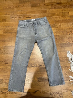 Jeans relaxed jack&jones  - Säljer ett par gråa jeans med passform relaxed i storlek 31/30. Dom är använda ett fåtal gånger men kommer inte längre till användning så jag säljer för 150 kr för att bli av med dom 
