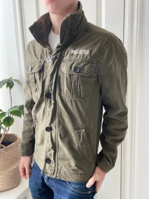 Hollister fieldjacket  - Hollister fieldjacket, Inga defekter! Modellen i bilderna är 180 cm 75 kg och bär Storlek M , Kom med frågor! 🌟 (Kan gå ned i pris vid köp av paket 😉) 