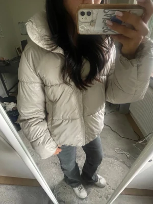 Beige pufferjacka med huva - säljer💕💕