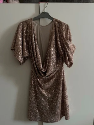 Skitsnygg glittrig klänning❣️ - En snygg söt klänning från Zara❣️ storlek xs och längden är lite över knäna på mig! Säljer denna fina klänning då jag använde den till middagsfest en gång och inte har någon användning för det!❣️