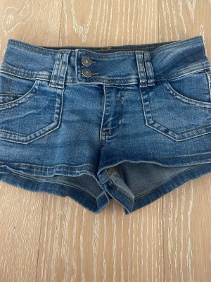 Blå denimshorts - Säljer ett par  blå denimshorts från subdued i nytt skick i storlek 24
