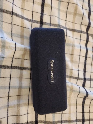 Mörkblåt glasögonfodral Specsavers - Snyggt och stilrent glasögonfodral från Specsavers i mörkblå filtliknande material. Fodralet har en rektangulär form och stängs med tryckknapp. Perfekt för att skydda dina glasögon i väskan. Aldrig använt. Hamnade i en låda så fort jag fick dem.