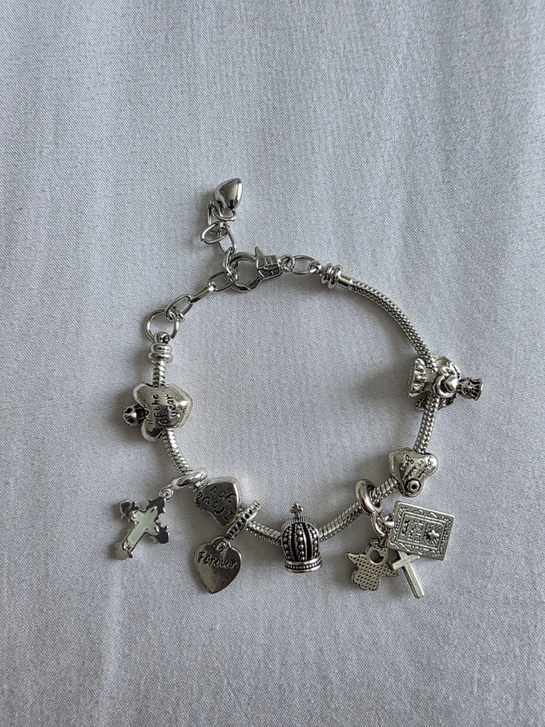 Silverfärgat charmarmband med berlocker