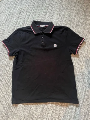 Moncler Pike  - Piken är i bra skick men är lite solblekt. Nypris är 3600kr. Mitt pris är 1800kr. Priset är inte spikat i sten. Hör gärna av er vid frågor!!