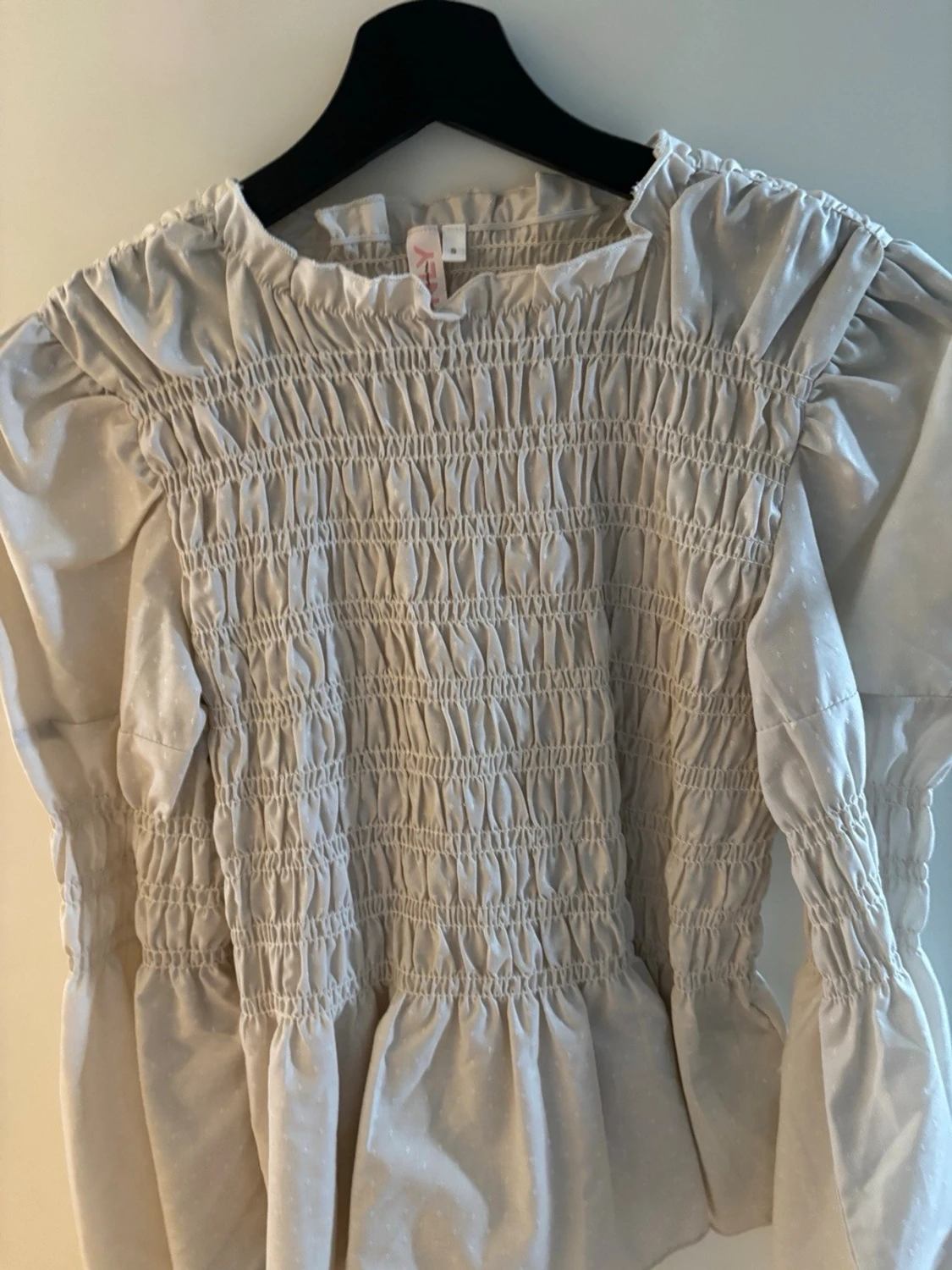 Beige smockad blus från Only - 2