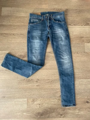 Dondup Jeans  - Säljer ett par helt nya ljusblå dondup jeans för endast 899kr!                                                                             Nypris:3999kr därav väldigt bra erbjudande.             Modell: skinny fit                                                            Om ni har några frågor är det bara att fråga på!