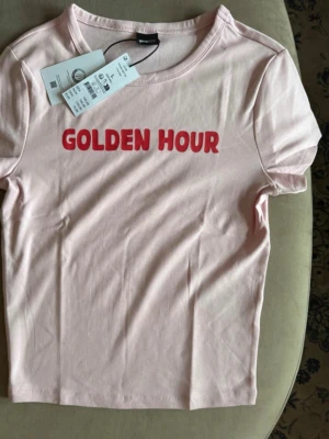 Välkomnande pigga vårfärger. Large. - Oanvänd med prislapp kvar.. Bild 3 stämmer bäst med den rosa färgen den är :) skulle kanske inte säga att den är riktigt Large egentligen… blir nog lite kort isåfall 