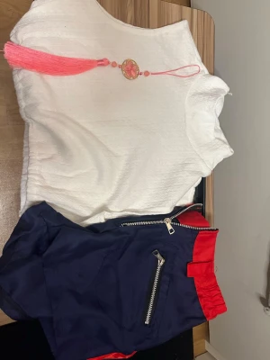 Rumi cosplay kpop demon hunters - Köpte på impuls för 600kr när jag precis hade sett filmen men den råkade vara lite för liten för mig. Allt som ses inkluderas. Peruk eller skor inkluderas ej. Endast provad.