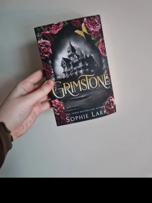 Grimstone av Sophie Lark - Dark & spicy murder mystery bok av Sophie Lark. I väldigt fint skick. Katt finns i hemmet.