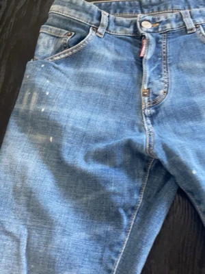 Dsq2 - Säljer mina dsq2 jeans då jag växt mig ur dessa storlek 32y längd ca 165-175 cm lång 