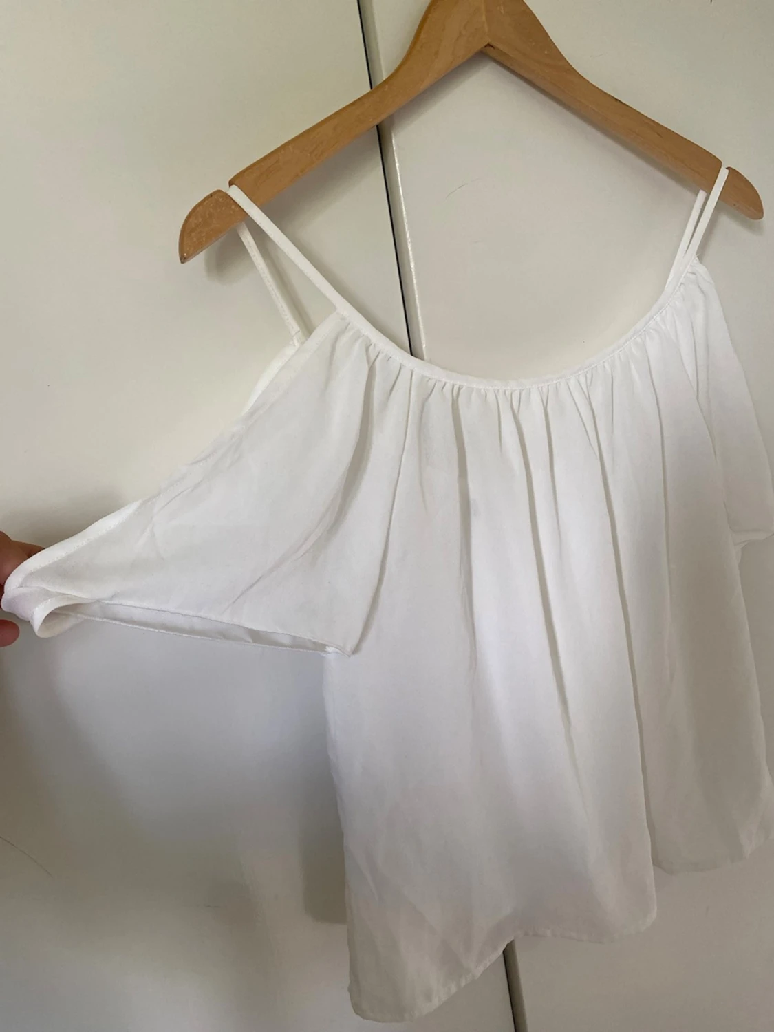Vit off shoulder topp med volang - 3