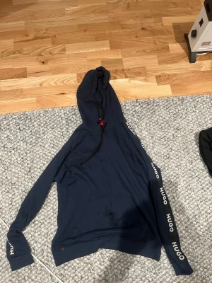 Mörkblå hoodie från HUGO - Snygg mörkblå hoodie från HUGO