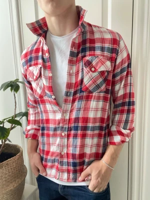 Unik nudie jeans skjorta  - Unik nudie jeans skjorta, väldigt skön 🌟, Inga defekter! Modellen i bilderna är 180 cm 75 kg och bär Storlek M , Kom med frågor! 🌟 (Kan gå ned i pris vid köp av paket 😉) 