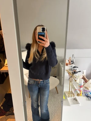 Mörkblå hoodie med fluff - Säljer en mörkblå hoodie med dragkedja och fluffig   Päls runt huvan. Man kan även ta bort fluffet. Strl 170