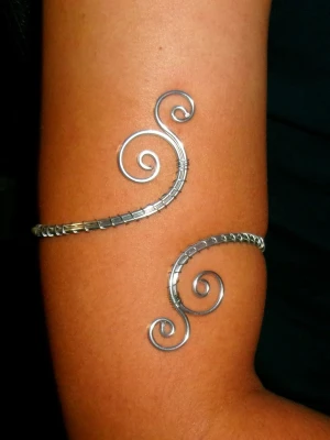 Armcuff  - Finns både i silver och guld💞 Lättböjd material som är enkel att justera. Vid osäkerhet, skriv gärna din till mig din omkrets på armen🥰 Jag gör även customs!