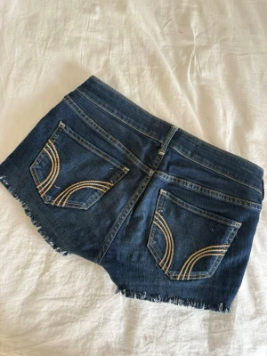 Mörkblå jeansshorts från Hollister - Säljer ett par mörkblå jeansshorts från Hollister🥰🥰supersnygga!!
