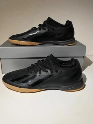 Svarta Adidas fotbollsskor inomhus - Snygga svarta Adidas fotbollsskor för inomhusfotboll, oanvända storlek 39,5                         Boxen ingår inte.