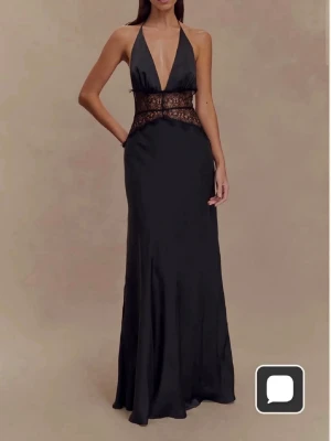 Meshki balklänning  - Super fin och elegant balklänning ifrån meshki, endast använd 1 gång så i perfekt nyskick. Helt slutsåld på deras egen hemsida🖤 köpt för ca 1600kr🖤🖤