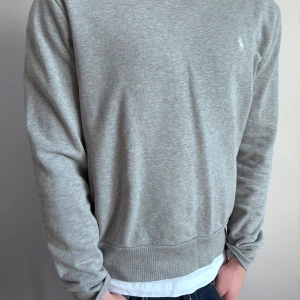 Grå sweatshirt från Ralph Lauren - Grå Ralph Lauren sweater. Ny pris ca 2000kr