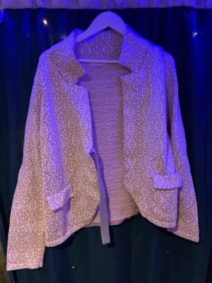 Ljusrosa mönstrad kofta Odd Molly - Säljer en ljusrosa kofta från Odd Molly med vitt grafiskt mönster. Koftan är i nyskick då den knappt aldrig är använd. Koftan har öppen front, dekorativa fickor och uppvikta ärmslut. Materialet är mjukt och stretchigt, perfekt för lager på lager. Passar dig som gillar en avslappnad men ändå stilsäker look. ”Storlek 3” (motsvarar M/L)