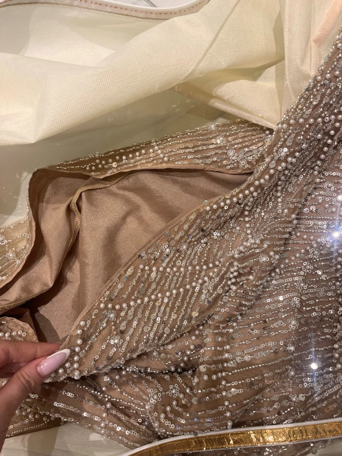 Glittrig långklänning med pärlor - 4
